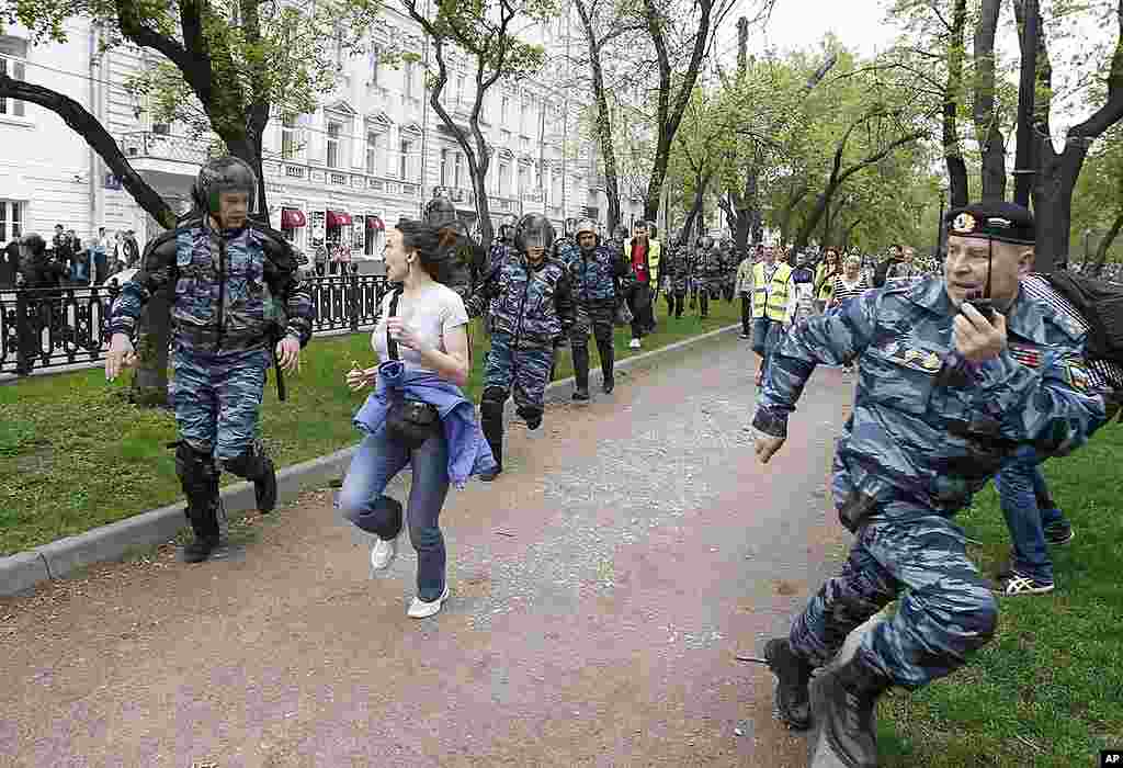 Riot police chase opposition supporters during an unsanctioned protest in Moscow, May 7, 2012. (Reuters)