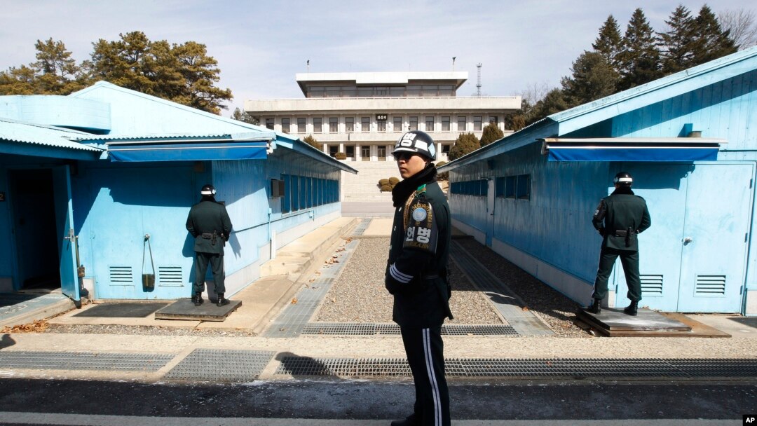 Tentara Korea Selatan berjaga di desa-desa perbatasan Panmunjom di Paju, Korea Selatan, Rabu, 21 Februari 2018. (Foto: dok).