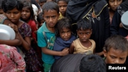 Anak-anak pengungsi Rohingya antri untuk mendapatkan makanan di kamp Tengkhali, dekat Cox's Bazar, Bangladesh (8/12). 