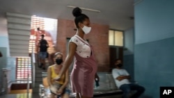 Una mujer embarazada acude a un policlínico en La Habana, Cuba, para recibir la vacuna Abdala contra el COVID-19 el 5 de agosto de 2021.