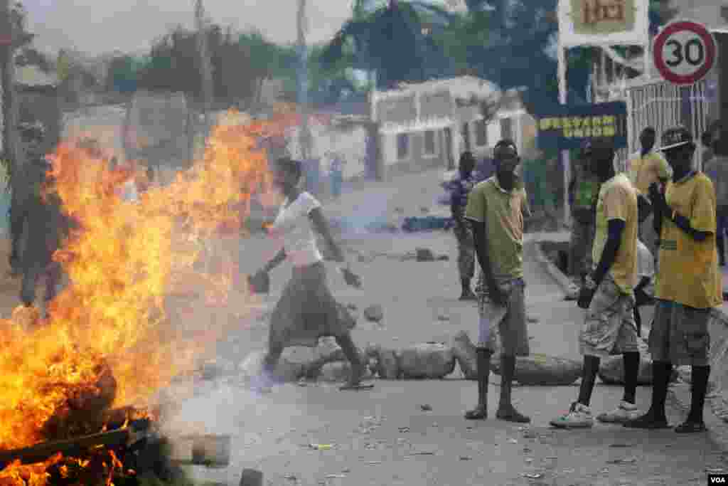 Protesters stand by a burning barricade in the Musaga neighborhood of Bujumbura, May 21, 2015.