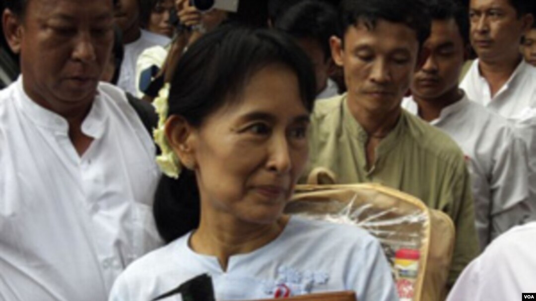 Aung San Suu Kyi saat berkunjung ke kantor partainya, Liga Nasional untuk Demokrasi di Rangoon hari Jumat.