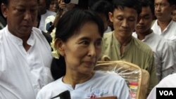 Aung San Suu Kyi saat berkunjung ke kantor partainya, Liga Nasional untuk Demokrasi di Rangoon hari Jumat.