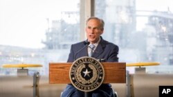 El gobernador de Texas, Greg Abbott, firmó una ley que prohíbe las llamadas ciudades santuarios en el estado.