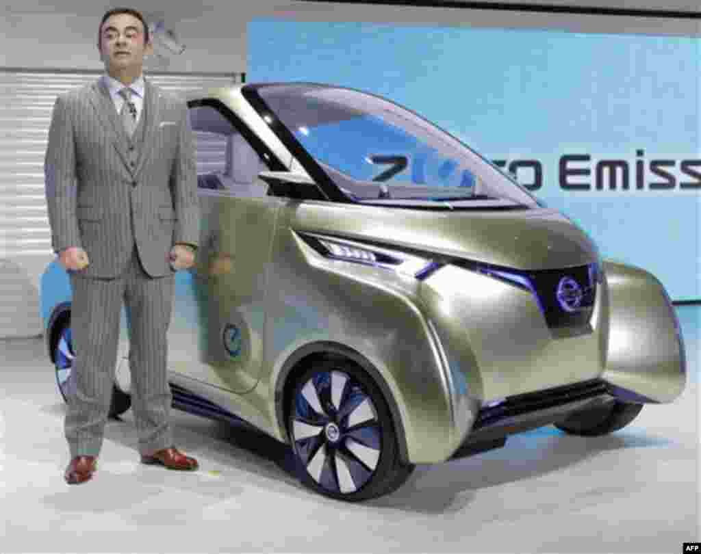 Soccer fans walk into FedEx Field stadium in Landover, Maryland to watch the U.S. men&#39;s national team face Brazil in an international friendly on May 30, 2012. VOA/M/ Lipin