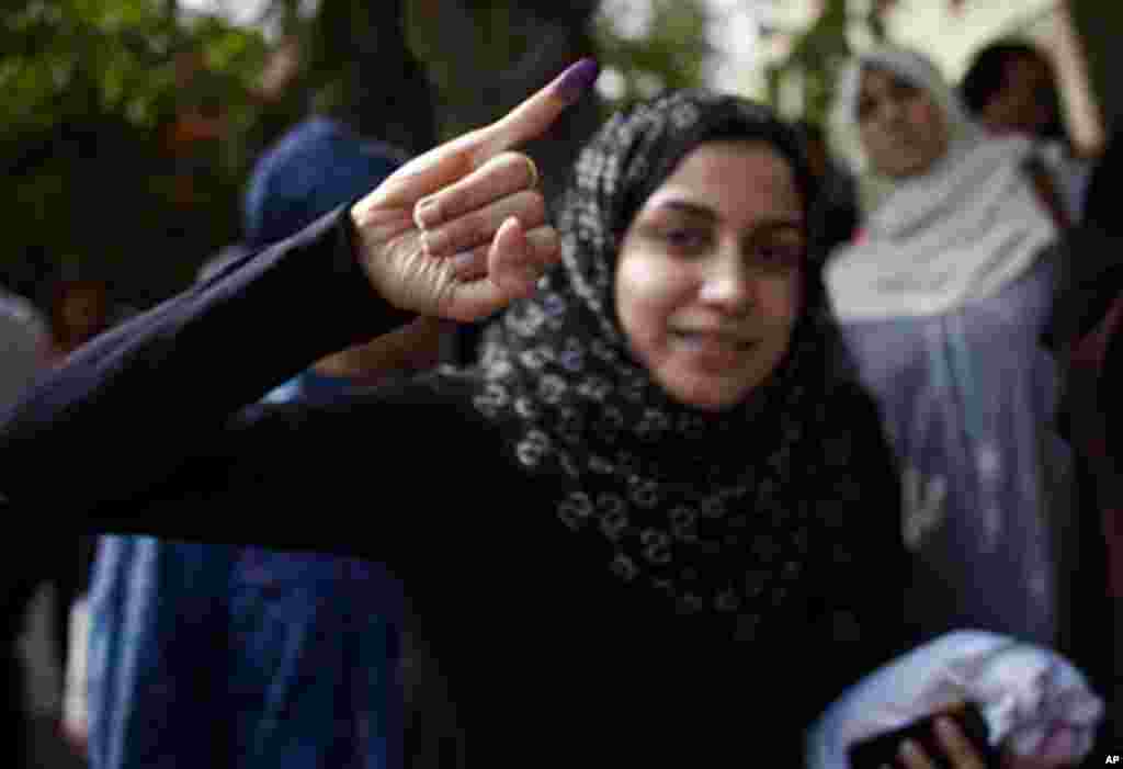 A young voter shows with pride proof she took part in Egypt's first widely contested presidential election. (Y. Weeks/VOA)