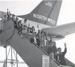 1961년 대학교 학위과정 장학 프로그램에 선발된 한국인 11명과 가족이 미국 유학길에 오르는 모습(한미교육위원단 제공)