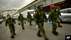 Anggota militer Spanyol melakukan penyemprotan disinfektan di stasiun kereta Abando, Bilbao (23/3). Spanyol adalah negara dengan kematin terbanyak kedua akibat corona di Eropa setelah Italia. 