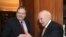 Gretsiya prezidenti Karolos Papulias (o'ngda) Afinada sotsialistlar sardori Yevangelos Venizelos bilan gaplashmoqda, 12-may, 2012-yil