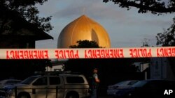 Seorang polisi berjaga di depan Masjid Al Noor di Christchurch, Selandia Baru, yang menjadi satu dari dua lokasi penembakan massal, 17 Maret 2019. Pelaku penembakan, Brenton Tarrant, menghadapi sidang pembacaan putusan hari ini, Senin, 24 Agustus 2020.