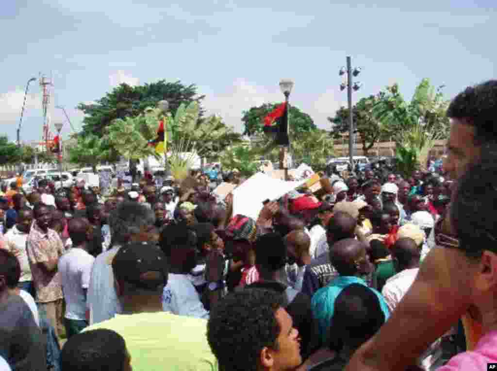 Manifestação na Praça da Independência, em Luanda (2 de Abril de 2011) Foto de Alexandre Neto / VOA