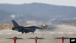 한국 오산공군기지에서 미 공군 소속 F-16 전투기가 이륙하고 있다. (자료사진)