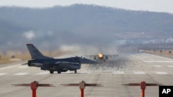 한국 오산공군기지에서 미 공군 소속 F-16 전투기가 이륙하고 있다. (자료사진)