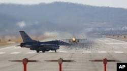 한국 오산공군기지에서 미 공군 소속 F-16 전투기가 이륙하고 있다. (자료사진)