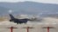 한국 오산공군기지에서 미 공군 소속 F-16 전투기가 이륙하고 있다. (자료사진)