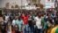 Des personnes participent à une manifestation appelée par les syndicats de travailleurs contre l'imposition des primes des fonctionnaires, à Ouagadougou, le 7 mars 2020. (archives)