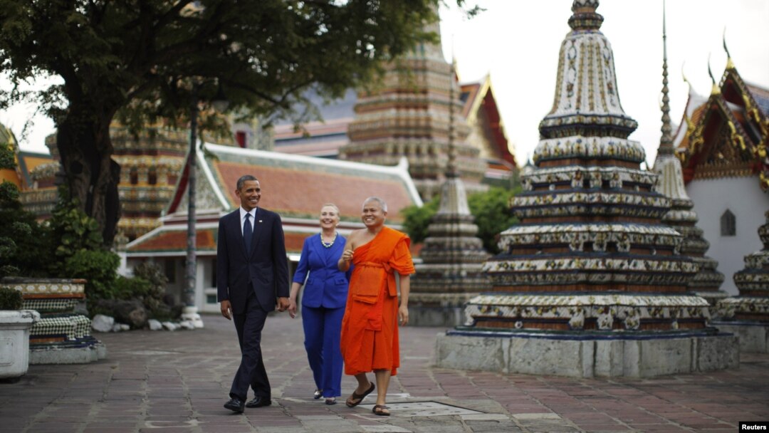 Tổng thống Obama và Bộ trưởng Ngoại giao Hillary Clinton thăm Tu viện Wat Pho Royal ở Bangkok, ngày 18/11/2012. 