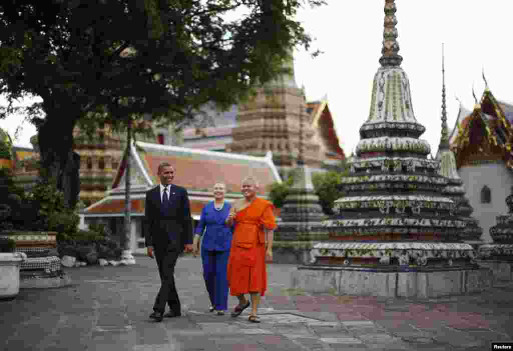 U.S. President Barack Obama and Secretary of State Hillary Clinton tour Wat Pho Royal Monastery in Bangkok, November 18, 2012. 