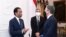 토니 블링컨(오른쪽) 미 국무장관이 13일 자카르타 대통령궁에서 조코 위도도(왼쪽) 인도네시아 대통령을 예방하고 있다. 가운데는 성 김 인도네시아 주재 미국 대사.