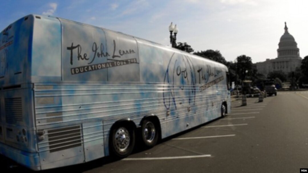 The John Lennon Educational Tour Bus, ketika melewati Washington, DC, dalam tur keliling AS tahun 2010 ini. Terlihat Gedung DPR AS di sebelah kanan foto.