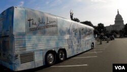 The John Lennon Educational Tour Bus, ketika melewati Washington, DC, dalam tur keliling AS tahun 2010 ini. Terlihat Gedung DPR AS di sebelah kanan foto.