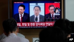 23일 한국 서울역에 설치된 TV에서 한중일 정상회담 관련 뉴스가 보도되고 있다. 