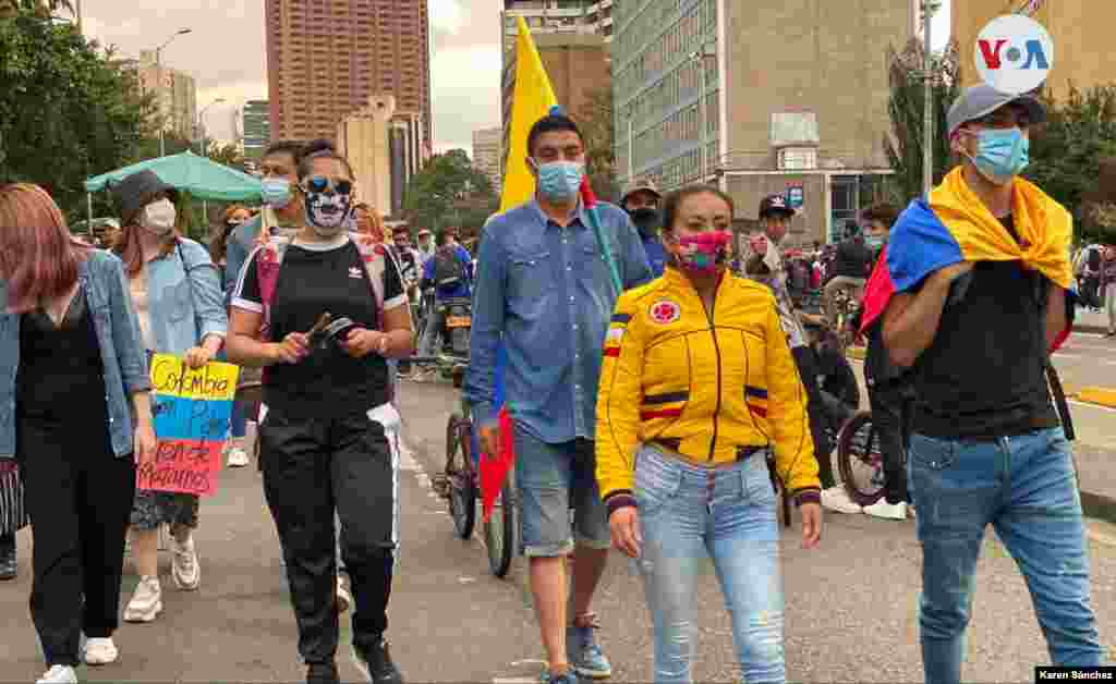 Manifestaci&#243;n pac&#237;fica a la altura del Parque Nacional, en Bogot&#225;, durante la tarde del viernes. Artistas, m&#250;sica y arengas, el com&#250;n denominador de esta manifestaci&#243;n. [Foto Karen S&#225;nchez/VOA]. 