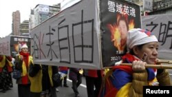 活動人士在台北一次集會中抬著假的棺木，悼念自焚的藏人(資料照片)