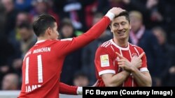 L’attaquant polonais du Bayern Lewandowski, mains croisées, a marqué trois buts contre Borussia Dortmund lors du match de la 28e journée de la Bundesliga, 31 mars 2018. (Twitter/FC Bayern)