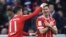 L’attaquant polonais du Bayern Lewandowski, mains croisées, a marqué trois buts contre Borussia Dortmund lors du match de la 28e journée de la Bundesliga, 31 mars 2018. (Twitter/FC Bayern)