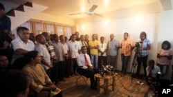 Mohamed Nasheed (tengah) Presiden pertama Maladewa yang terpilih secara demokratis dan digulingkan dari jabatannya tahun lalu, menggelar konferensi pers di rumah kediamannya di Male, Maldives (8/9).