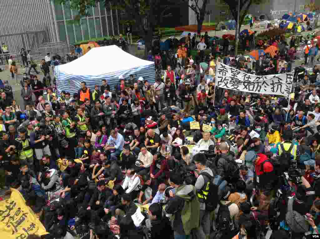 香港警方12月11日全面清场金钟占领区（美国之音海彦拍摄）