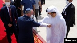 Penasihat keamanan nasional Israel Meir Ben-Shabbat melakukan "salam siku" dengan pejabat Uni Emirat Arab ketika akan meninggalkan Abu Dhabi, UEA untuk kembali ke Israel. 