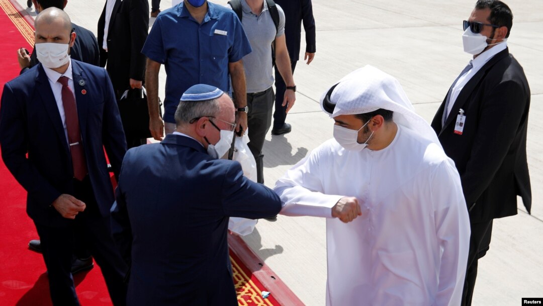 Isroilning Milliy xavfsizlik bo'yicha maslahatchisi Meir Ben-Shabbat (markazda) Birlashgan Arab Amirliklari rasmiysi bilan xayrlashmoqda, Abu Dabi, BAA, 2020-yil, 1-sentabr