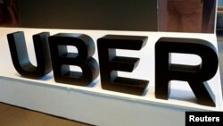 El logotipo de Uber se muestra durante la presentación de sus nuevas medidas de seguridad en la Ciudad de México, el 10 de abril de 2018.