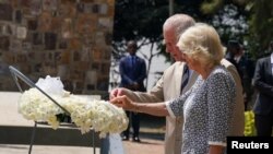 Igikomangoma Karoli na madamu we Camilla, bahagarariye Umwamikazi w'Ubwongereza muri iyi nama bageze i Kigali, aha basuye urwibutso rwa jenoside rwa Kigali ku gisozi