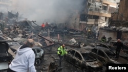 8일 레바논 베이루트의 이스라엘 공습 현장에서 구조 작업이 진행되고 있다.
