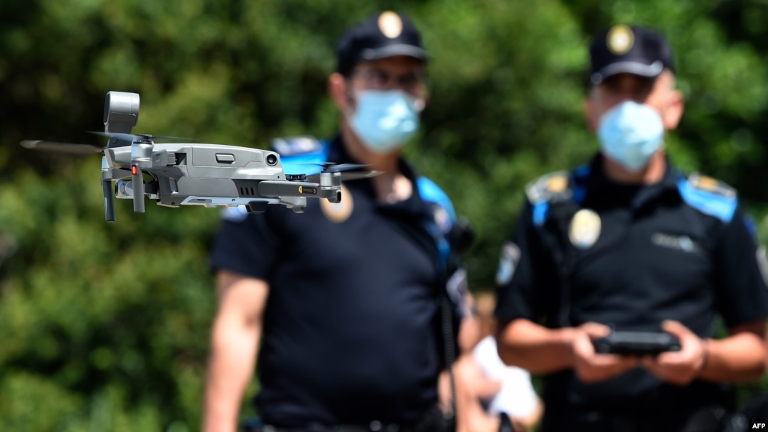 Policijski dron u Kataloniji upozorava ljude da poštuju bezbednosne mere, 14. jul 2020 (Foto: MIGUEL RIOPA / AF)