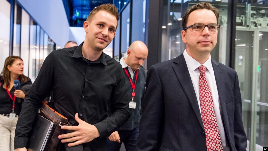 Max Schrems (kiri) dan pengacaranya Herwig Hofmann (kanan) seusai pertemuan di Mahkamah Eropa di Luxembourg (6/10).