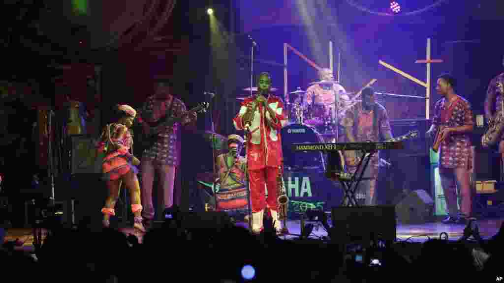 Shi ma Femi Kuti, dan marigayi Fela Anikulapo Kuti, na daga cikin mawakan da suka burge jama&#39;a lokacin bukin tunawa da marigayi Fela Anikulapo Kuti a Lagos, ran litinin 19 Oktoba, 2015.