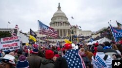 Para perusuh yang setia kepada Presiden Donald Trump berkumpul di depan Gedung Capitol AS di Washington pada 6 Januari 2021.