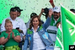 Sandra Torres, candidata presidencial por el partido Unidad Nacional de la Esperanza (UNE), saluda a sus simpatizantes durante su mitin de clausura de campaña en el mercado principal de Ciudad de Guatemala, el viernes 23 de junio de 2023