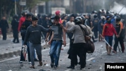 Polisi menahan para pengunjuk rasa setelah bentrokan di Jakarta, 22 Mei 2019. (Foto: Antara via Reuters)