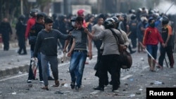 Polisi menahan para pengunjuk rasa setelah bentrokan di Jakarta, 22 Mei 2019. (Foto: Antara via Reuters)