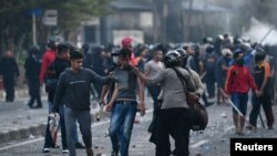 Polisi menahan para pengunjuk rasa setelah bentrokan di Jakarta, 22 Mei 2019. (Foto: Antara via Reuters)