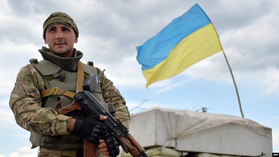 Seorang tentara Ukraina berjaga di sebuah pos penjagaan dekat Slovyansk, wilayah Donetsk, Ukraina TImur (Foto: dok). 