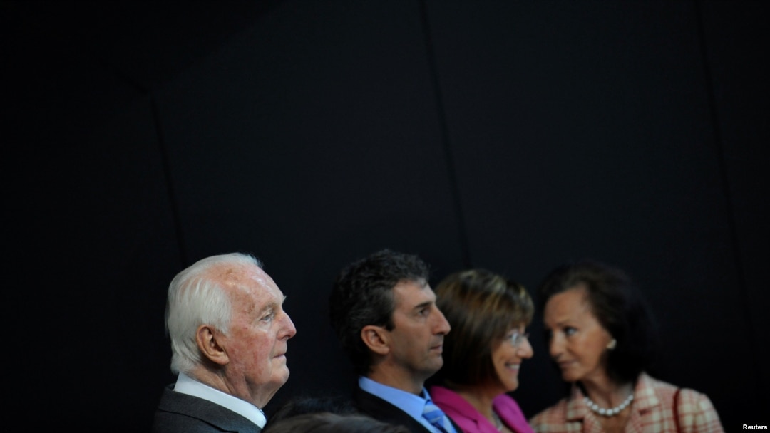 Desainer Hubert de Givenchy (kiri) menghadiri peresmian museum Cristobal Balenciaga, di kota kelahiran perancang adibusana asal Spanyol itu, di Getaria, 7 Juni 2011