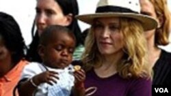 Madonna akiwa na mtoto aliyemchukua kumlea kutoka Malawi (Foto AFP)
