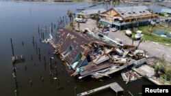 Foto udara menunjukkan rumah-rumah warga yang mengalami kerusakan akibat badai Harvey di kota Rockport, Texas (31/8). 