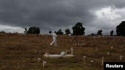 Un sepulturero atraviesa el camposanto Sao Francisco Xavieren, en Río de Janeiro, Brasil, el 3 de mayo de 2020. 